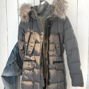 Blonde no 8 vinterjacka - Säljer min Blonde no 8-vinterjacka. Magisk grå färg! ✨ Storlek 34. Nypris: 6000:-  Jackan är i toppenskick. Köparen står för frakt.