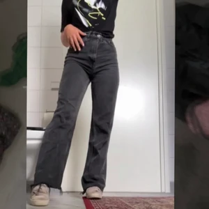 Jeans - Säljer ett par as snygga jeans som jag köpt av en här på Plick💗Kommer igentligen från zara💗Skriv för mer bilder💗(Lånad bild)