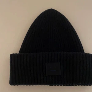 Acne mössa - Säljer min marinblå acne mössa i väldigt fint skick. Säljer den pga att jag vill köpa en annan färg. Priset kan diskuteras. 💖