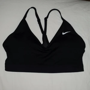Sport Bh Nike  - Helt ny Nike sport bh, endast provad. Lappen finns kvar så jag har aldrig använt den. Den är super fin och skön men tyvärr så får jag ingen användning av den. Jag skulle säga att den är lite liten i storleken men passar både s och m.