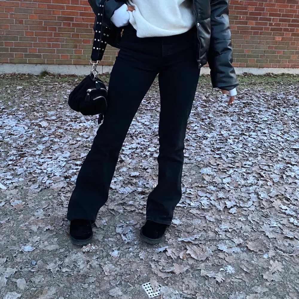 Säljer nu mina svarta bootcut jeans från bik bok i storlek 27 längd 32. De sitter lite för löst i midjan och runt låren på mig, för mer bilder eller info skriv privat. Nypris 599kr mitt pris 450 kr inkl frakt! Endast använda 1 gång💕. Jeans & Byxor.