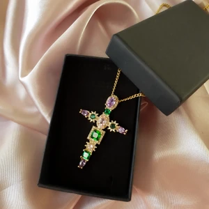 Crystal cross - Kors Halsband. 18k guldpläterad. Vattentålig och kommer absolut inte tappa bort färgen. Super stylish och perfekt för jul tiden. Ett perfect jul present. Pris 100kr frakt 25kr. Jag dela postning bevis video via Instagram så gärna skicka din instagram användarnamn i chatten vid köp. 