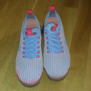 Nike air VaporMax  - Säljer mina Vapormax då de inte kommer till användning, de är sparsamt använda och köpta på Zalando för 2250 kr, kartongen medföljer. Köparen står för leveransen och pris kan diskuteras