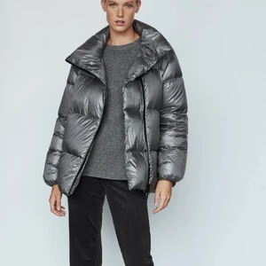 Massimo dutti vinterjacka marinblå - Säljer min marinblåa supersnygga och sköna vinterjacka från Massimo Dutti i storlek M, passar även S. Nypris 1 499kr säljer för 1 000kr exk frakt pga superbra skick🥰