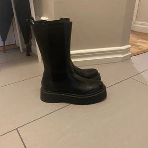 Boots Bianco - Supersnygga och bekväma boots från Bianco. Inköpta på Åhlens för 1699 kr ✨ Endast använda två gånger så i väldigt bra skick! 💛