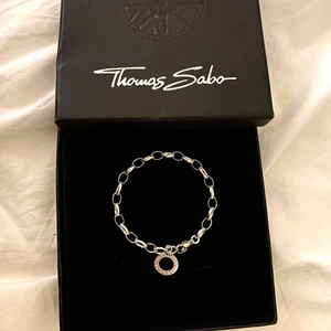 Thomas Sabo Armband - Jättefint Thomas Sabo armband som är oanvänt! Säljer då de va fel längd för mig, det är ca 15-16cm långt💓 Nypris: 399kr, mitt pris: 280kr! Budgivning om fler är intresserade💓 Frakt kostar 16kr!