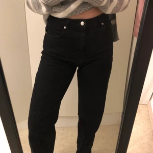 Svarta Jeans  - Jeans från Nakd i rak modell. 🤩 I mycketbra skick, strl 38! 😊 Köparen står för frakten!