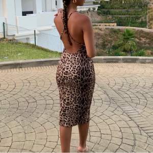 Leopard klänning med öppen rygg