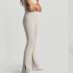 Beiga mjukisbyxor  - Gina tricot byxor/ tights! Beiga o knappt använda. Slut i deras lager💗