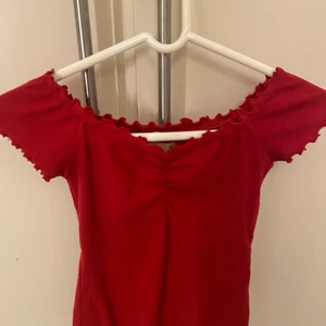 Röd gullig topp - Använd några få gånger, från hollister❤️