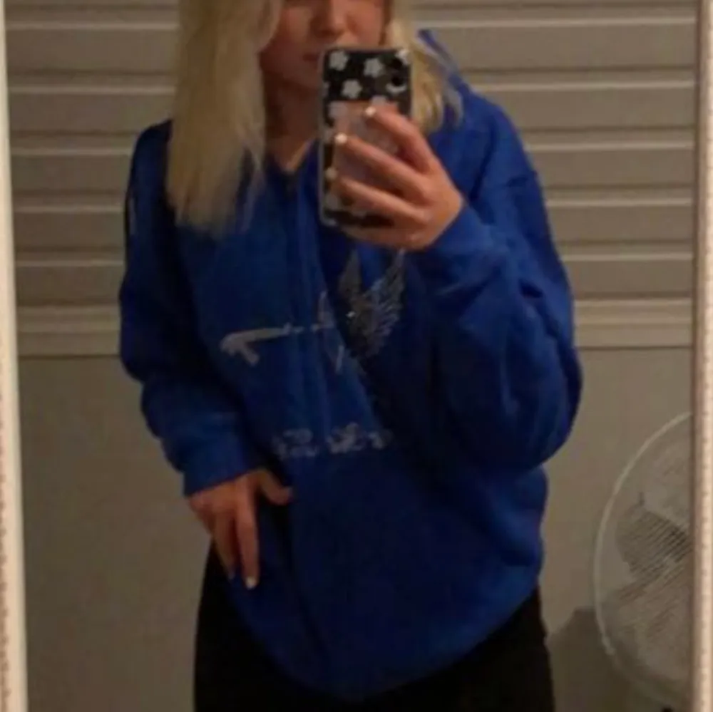 intressekoll på min fina rhinestone hoodie ifrån best yet to come, limited edition som just nu är slutsåld💕💕. Tröjor & Koftor.