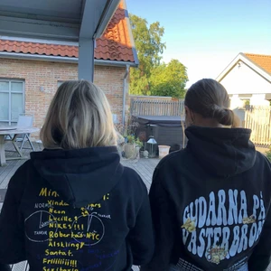 Säljer min fina hov1 hoodie merch! - Hov1 vindar på mars hoodie, ”mindmap”. Köpt för 665kr! Den är väldigt bekväm och mysig! Den hoodien jag säljer är den till vänster på bilden. Skicket på hoodein är nyskick! Skriv gärna för fler bilder eller liknande!
