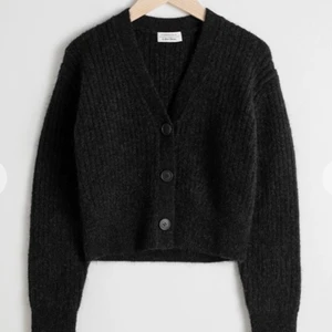 & other stories knitted cardigan - Superfin SVART stickad kofta från & Other Stories. Köptes förra vintern och har använts max 3 gånger. Supermysig, men kommer inte till användning. Hör av dig om du vill ha bilder direkt på koftan, är för lat för att fota till annonsen haha. Storlek S men passar XS-M beroende på passform.