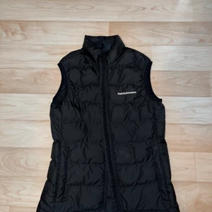 Peak performance väst  - En peak performance väst i slimmad modell. Storlek XS men passar även mig som burkar ha S. I väldigt fint skick och använd fåtal gånger. 