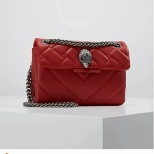 Röd kurt geiger väska  - Säljer min röda Kurt geiger väska då jag hellre vill ha den större varianten! Köparen står för frakt !❤️❤️‍🔥 den är i bra skick men lite mörkare färg på ena kanten syns knappt dock.