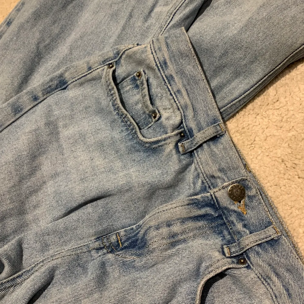 Stört sköna och snygga jeans från NAKD i ljus jeansfärg. . Jeans & Byxor.