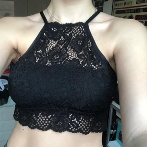 HM topp - Topp, linne, bikiniöverdel från HM som endast använts en gång. Storlek M men passar mig bra som är S/M och C-Kupa. Fraktar eller möts upp i Stockholm🧚