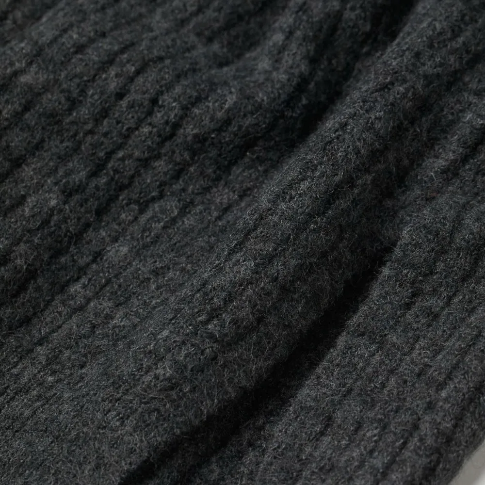 Jättemysig mörkgrå stickad tröja med en liten slits💗den är helt oanvänd och storlek M. Går även att använda som stickat klänning om man vill 💕Säljer då storleken inte passade mig💕 tveka inte på att höra av er vid frågor!🤎. Stickat.