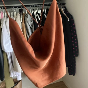 Fest topp - En brun topp från Ginatricot med snörning där bak. Aldrig använd. Storlek 40.