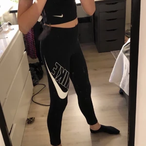 Aldrig använda Nike träningsbyxor  - Jättefina träningsbyxor från Nike. Aldrig använda och prislappen sitter fortfarande kvar. Dom är i stl 156 men satt bra på mig som är 164 cm. Byxorna är väldigt stretchiga. Köparen står för frakten :)