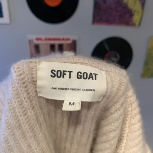 Kashmir hoodie beige stl M  - Säljer en ribbad kashmir hoodie med utsvängd arm från soft goat i stl M (passar som S) färg: beige material: 100% orginalpris: 2700kr kashmir jag är 165cm och har stl 34/36