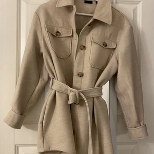 Kappa  - Köpte kappan från Cassels för 600kr men säljer för 300kr. Använt Max 3-4 gånger. Ganska varm och fungerar som höst/vår jacka. Frakt betalas av köparen.