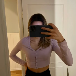 Lila tröja  - En superfin och skön lila tröja från shein💜💜 Oanvänd! Köparen står för frakten 💜💕