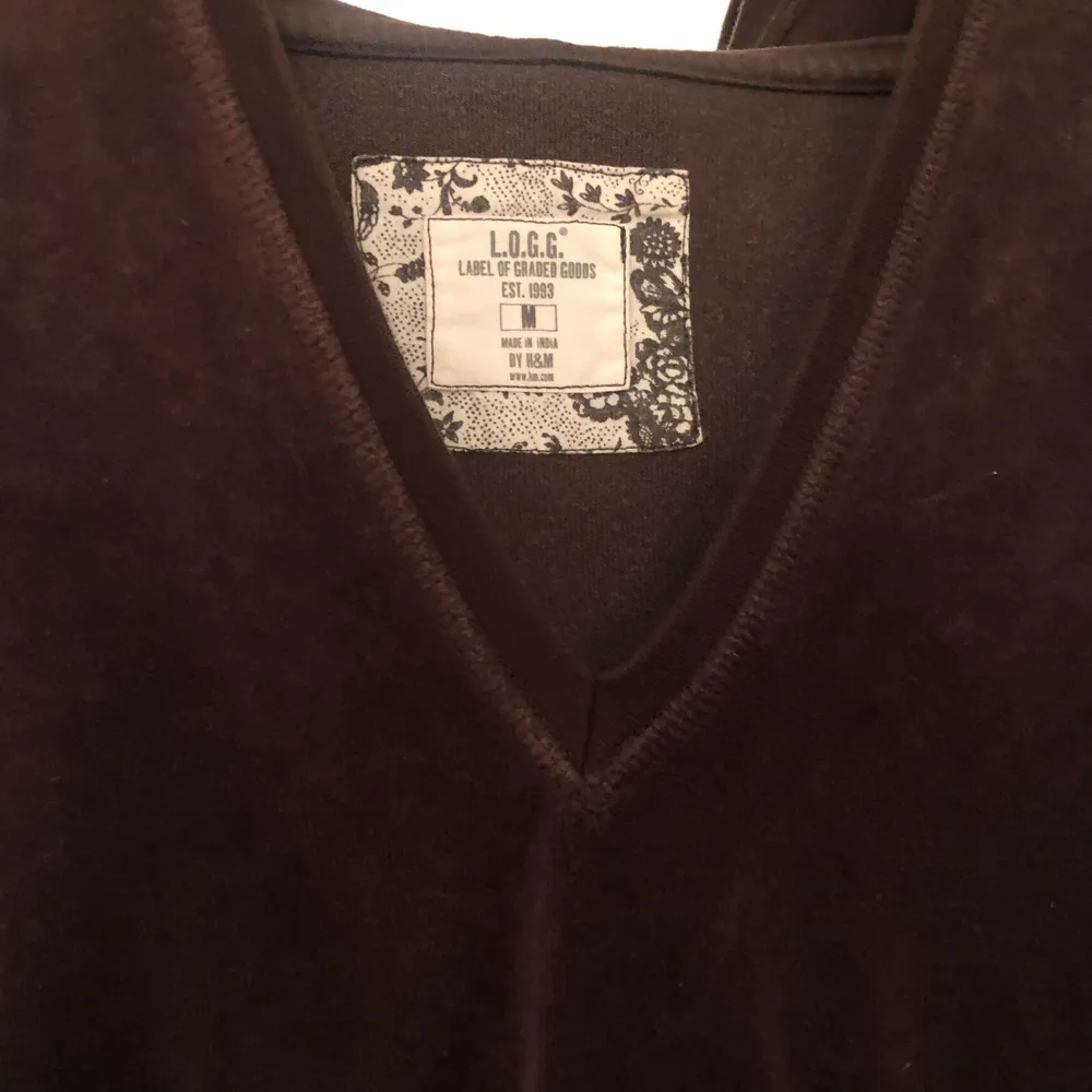 Säljer denna vintage hoodie i sammet material. Storlek M och superskön , bra skick! Hör av er vid frågor❤️. Tröjor & Koftor.