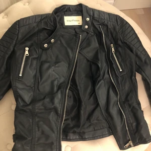 Skinnjackan  - Använd max 4-5 gånger. Köpte den för 379kr men säljer för 250kr. Frakt betalas av köparen.