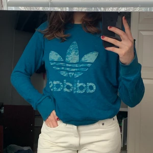 Adidads tröja  - Snygg tröja från Adidas. En liten defekt på armen som lätt går att sy ihop men knappt syns, annars är tröjan i bra skick!