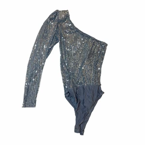 Glittrig silvrig body - Glittrig silvrig one shoulder body från zara😍 storlek s