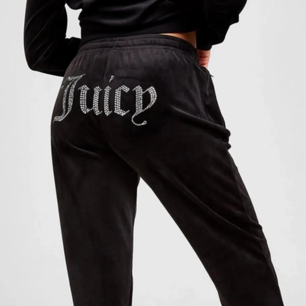 Säljer dessa svarta juicy mjukis, har även i rosa💓 (LÅNAD BILD). Jeans & Byxor.