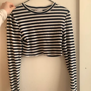 Zara topp - Croppad topp från Zara. Aldrig använd pga fel storlek. Nypris ca 130. 