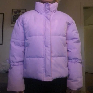 Puffer jacket💙 - Säljer denhär assöta jackan som jag använde som skidjacka. Den är jätte varm och syns bra i backen😉 den är köpt från missguided o är i storlek M❤️