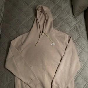 Nike Hoodie - Säljer nu en helt ny Nike hoodie som bara har prövats på en gång och aldrig blivit tvättad då den är så ny som det bara går. Jag köpte den för 1000kr och säljer den för endast 500kr då jag tycker den är lite för stor för mig. Tröjan är i storlek L 
