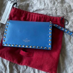Valentino  - Superfin valentino plånbok/Väska som tyvärr inte kommer till användning! Jag har satt på en kedja på den så att det går att ha den som en väska. Äkthetsbevis finns! 😍😍 Skriv för fler bilder (OBS, svarar på meddelanden när jag har tid!)