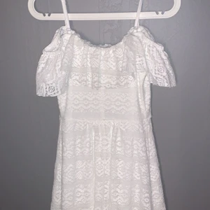 Bontique - Säljer min fina klänning! Aldrig använd då den är för liten. Stl XS 32/34. Orginalpris är 300 men säljer för 150. Ni väljer fraksätt samt betalning för frakten.