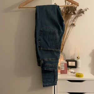 Jeans - Säljer pågrund av att den inte kommer till andvändning. Skriv för fler bilder 