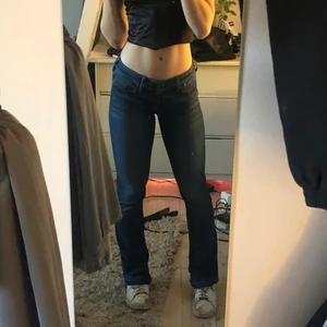 Lågmidjade jeans - Lågmidjade jeans från hollister med detaljer på bakfickorna. Kontakta för mer info/bilder. Storlek 28/31 men är ganska små i storleken.