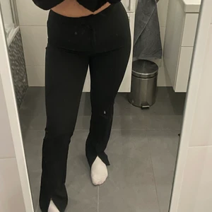 Kostymbyxor - Svart kostymbyxor med slits. Sitter väldigt tight som leggings. Men är stretchiga. Storlek 34🖤