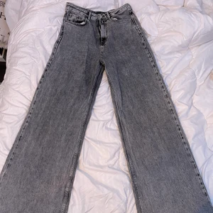 Stradivarius wide leg - Såå snygga wide legs från stradivarius! tyvärr har dessa blivit för små och måste nu sälja. Jag är 159 lång och dom är lite för långa. osäker på priset men köpt för ca 500kr. inga skador! säljer för 350