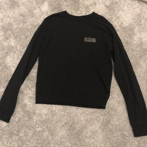 Hej säljer en tröja från H&M - Hej jag säljer en tröja från H&M den är svart och har ett märke på ena sidan av tröjan 