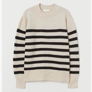 Stickad randig tröja⚡️💕 - Säljer denna super snygga stickade tröjan ifrån Hm som är helt slutsåld, inga defekter och väldigt sparsamt använd💞⭐️💕