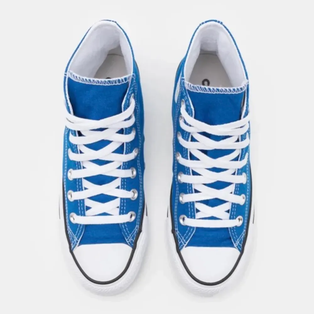 Säljer nu mina blåa converse köpta på Zalando i somras⭐️ Väldigt sparsamt använda och har inga defekter⚡️💙. Skor.