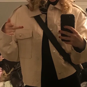 NA-KD jacka - Cool jacka, beige, i strlk 36/s i mycket bra skick:) Väldigt snygg att ha över det mesta, kan lätt lyfta en tråkig outfit och materialet ser ut att vara i någon form av ormskinnsmönster. Har knappt använt då jag redan har en liknande men älskar den😍 Möts gärna upp i Stockholm för köp annars står köparen för frakten:)