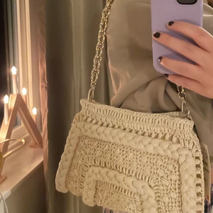 Superfin flätad väska med guld kedja💕 - Köpt från Zara för 359 kr💕 