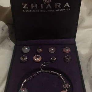 Zhiara berlock armband - Butikspris: 8995kr. Silverarmband med 15 berlocker. Nyskick, använt en gång. Jag står för frakt, kan levereras om det inte är för långt avstånd. 