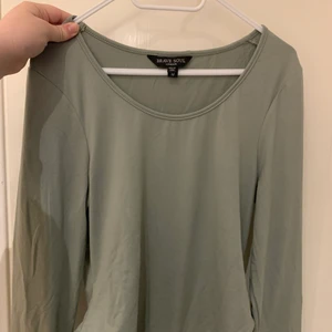 Grön body  - Pastell grön body i storlek M. Aldrig använd så helt i nyskick! Riktigt fin färg i sage green. Skulle säga att den både passar S och M. 