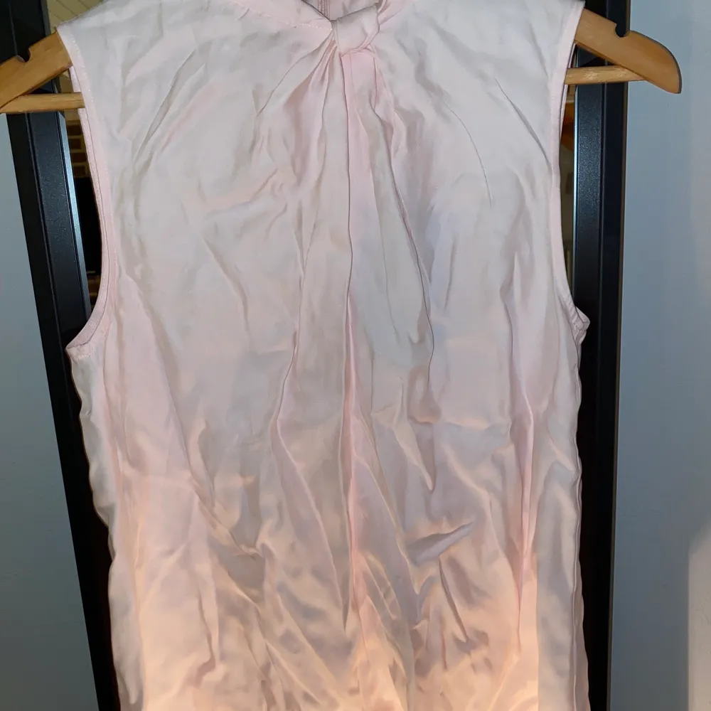 Gulligt rosa linne som man kan ha till tex en kjol, aldrig använd då den tyvärr inte passar. Nypris 399kr. Vet inte dyr frakten är men cirka 72kr eller mindre.. Toppar.
