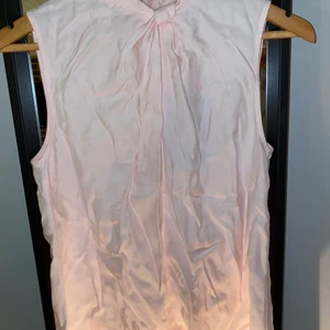 Rosa linne - Gulligt rosa linne som man kan ha till tex en kjol, aldrig använd då den tyvärr inte passar. Nypris 399kr. Vet inte dyr frakten är men cirka 72kr eller mindre.